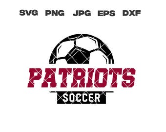 以下が含まれることがあります： サッカーをテーマにしたグラフィック。白と黒のサッカーボールが、マルーン色の「PATRIOTS」という文字の上に配置され、白い格子模様が施されています。「SOCCER」の文字は黒い長方形の上に白で表示されています。ファイル形式はSVG、PNG、JPG、EPS、DXFです。