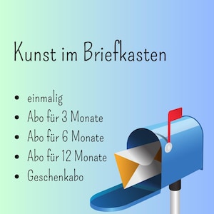 Może przedstawiać: Niebieska skrzynka pocztowa z czerwoną flagą i kopertą w środku, na zielono-niebieskim tle z gradientem. Tekst brzmi: Kunst im Briefkasten, einmalig, Abo für 3 Monate, Abo für 6 Monate, Abo für 12 Monate oraz Geschenkabonnement.