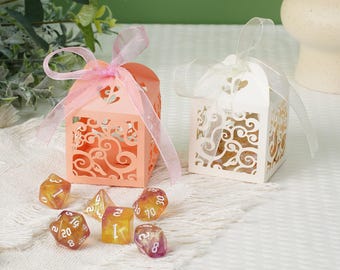 Wedding Mystery Dice Box - Een volledige set van 7 polyedrische acryldobbelstenen aan de binnenkant, huwelijksgeschenkdoos, bruiloftsdecor, gunstidee, niet-vertrouwen dobbelstenen set
