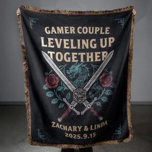Manta personalizada de pareja de D&D: manta de franela personalizada con fecha y diseño de dragón y dados, regalo de aniversario para gamers.