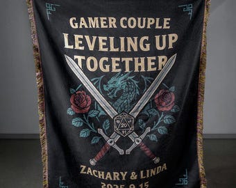 Manta personalizada de pareja de D&D: manta de franela personalizada con fecha y diseño de dragón y dados, regalo de aniversario para gamers.