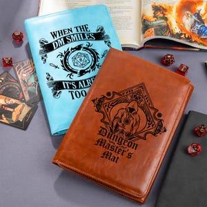 Tapete multifuncional de cuero personalizado para dados y hojas de personaje, bandeja de dados de cuero portátil, cuaderno, tapete de juego DND todo en uno, bolsa de almacenamiento DND