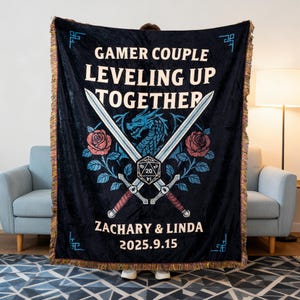 Könnte beinhalten: Schwarze Decke mit dem Text "GAMER COUPLE LEVELING UP TOGETHER" und den Namen "ZACHARY & LINDA" mit dem Datum "2025.9.15". Die Decke zeigt gekreuzte Schwerter, einen Drachen, Rosen und einen D20-Würfel.
