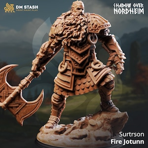 Puede incluir: Figura marrón detallada de Surtrson Fire Jotunn, un guerrero de Shadow Over Nordheim. La figura está posada sobre una base rocosa, sosteniendo un hacha grande. La figura lleva una armadura detallada y tiene una larga barba. El logotipo de DM Stash está en la esquina superior izquierda.