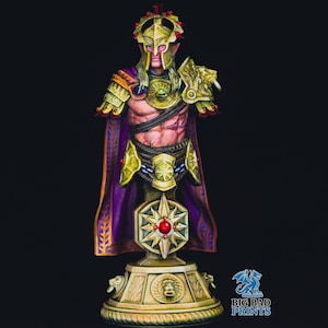 Puede incluir: Busto detallado de una figura de guerrero, con armadura dorada, capa morada y base decorativa. La figura tiene una expresión severa y está adornada con detalles intrincados, incluyendo una gema roja. El busto está sobre un fondo oscuro.