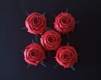 Origami rote Rose mit Blütenkelch