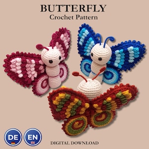 Puede incluir: Tres mariposas tejidas a ganchillo a mano con cabezas y cuerpos blancos, con alas en tonos rosa, azul y multicolor rojo, verde y amarillo. El texto dice BUTTERFLY Crochet Pattern y DIGITAL DOWNLOAD con iconos DE y EN.
