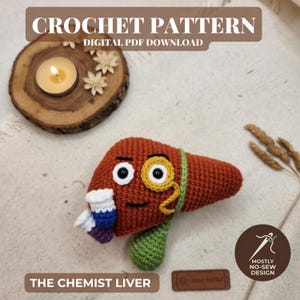 Puede incluir: Un patrón de ganchillo en descarga digital PDF para un peluche de hígado químico. El personaje de hígado tejido en marrón, verde y blanco tiene un monóculo amarillo, ojos negros, una sonrisa bordada y sostiene tubos de ensayo azul, blanco y morado.