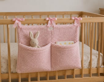 Tasca per culla in bouclé rosa, organizer per lettino in sherpa, contenitore da comodino per neonati, borsa portaoggetti per la cameretta.