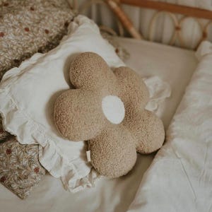 Cojín bohemio con margaritas beige: un cojín floral único para la decoración de la habitación infantil