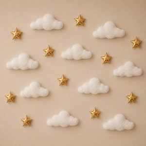 Set di decorazioni murali fatte a mano con nuvole e stelle soffici, stelle in tessuto color oro metallizzato o argento.