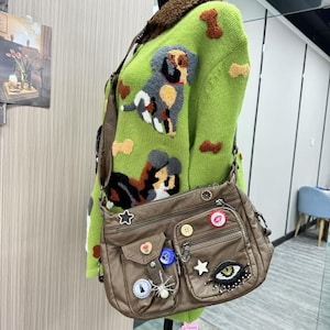 Bolso bandolera con parche en el ojo, diseño vintage súper lindo Y2K hecho a mano, con botón y tapa de botella, único