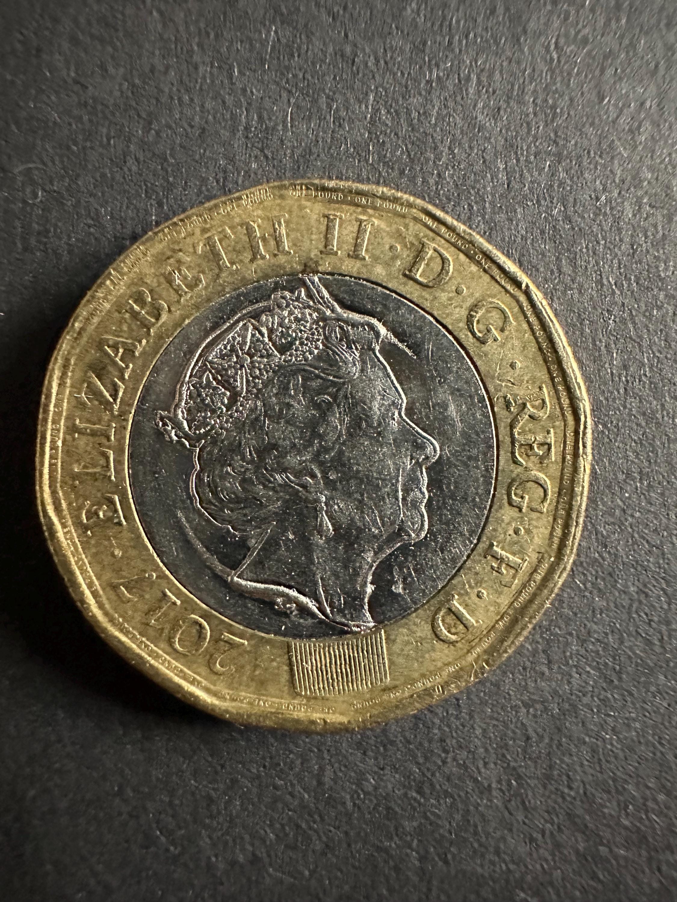 Very rare 2017 One pound coin Elizabeth II - Misprinted Circle Queens head