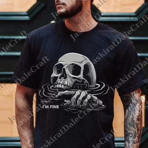 Könnte beinhalten: Schwarzes T-Shirt mit einem grauen Totenkopf, der aus dem Wasser auftaucht, und einer skelettartigen Hand, die zeigt. Der Text "I'M FINE" steht darunter. Das Design ist düster und kantig.