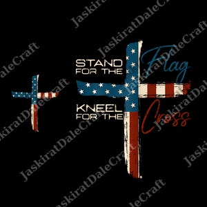 Könnte beinhalten: Grafikdesign mit einem Kreuz im Design der amerikanischen Flagge. Der Text lautet „Stand for the“ und „Kneel for the“ mit dem Wort „Cross“ in Schreibschrift. Das Design ist in Rot, Weiß und Blau auf schwarzem Hintergrund.