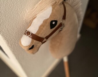 Fantastisch fjord hobbyhorse stokpaardje. Luxe bonte halster en stok inclusief.