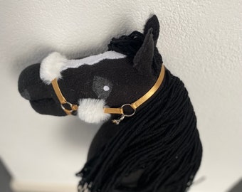 Brave Zwart Fries hobbyhorse stokpaard. Goud luxe halster en stok zijn inclusief.