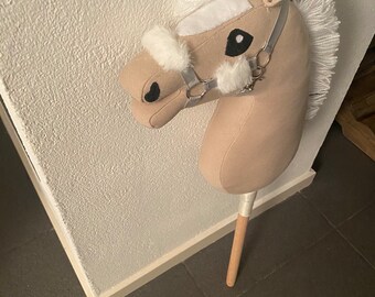 Stoere fjord hobbyhorse stokpaard. Luxe bonte halster en stok zijn inclusief.