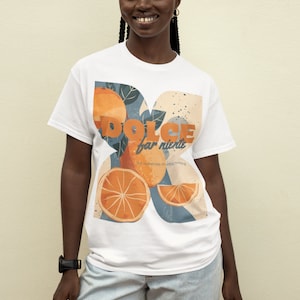 Dolce Far Niente camiseta de declaración gráfica de gran tamaño, camisa retro de verano, camisa de cita italiana, camisa positiva de moda, camisa navideña