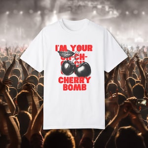 Cherry Bomb Unisex T-Shirt, Schwarzweiß-Illustration, T-Shirt mit rotem Akzent, The Runaways-T-Shirt, Kirschdruck, Rock-T-Shirt
