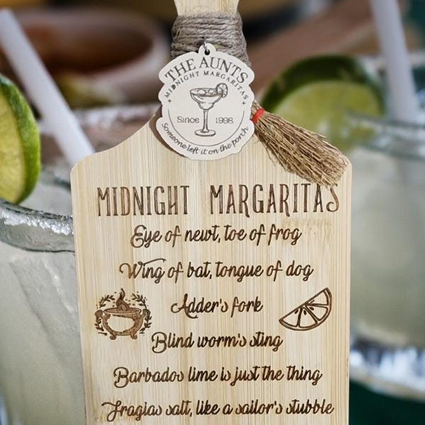 Tabla de charcutería individual Practical Magic, tabla de cortar: Receta grabada de margaritas de medianoche - Regalo para ella