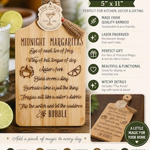 Op de afbeelding: Houten decoratief bord met de tekst "Midnight Margaritas" en een lijst met ingrediënten. Het bord is 12,7 cm x 27,9 cm en bevat een label met touw en een kwastje. Het bord is gemaakt van bamboe.
