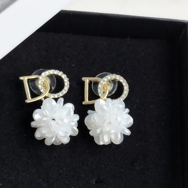 Boucles d'oreilles à design de lettre en strass et fleur blanche pour femmes et filles, couleur doré