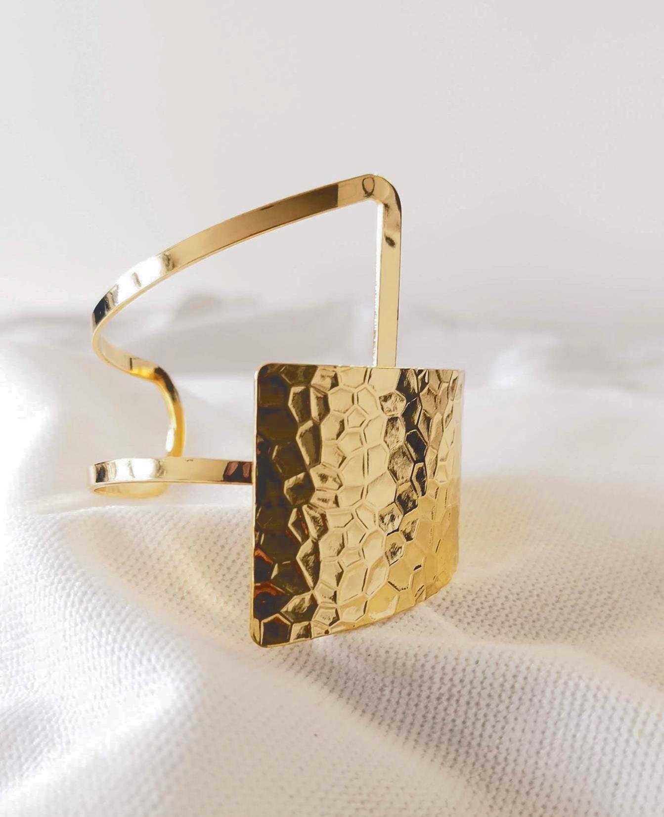 Bracelet Manchette Cléopâtre – Métal Doré – Motifs Égypte – Rouge/Noir/Jaune