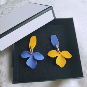 Brinco com design de flores amarelas e azuis para mulheres e meninas, brinco de aço dourado, aço inoxidável, presente para mulheres, joias