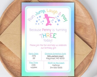 Könnte beinhalten: Eine farbenfrohe Einladung zu einer Geburtstagsfeier mit dem Text "Run, Jump, Laugh & Play" und "Because Penny is turning THREE today!" Die Einladung enthält Details zum Datum, der Uhrzeit und dem Ort der Party sowie Kontaktinformationen für die RSVP.