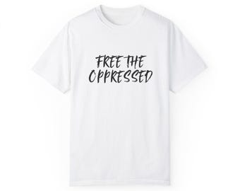 Op de afbeelding: Wit T-shirt met zwarte tekst die "FREE THE OPPRESSED" luidt.