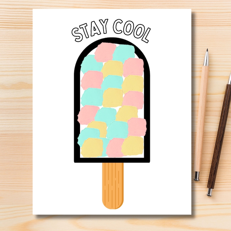 Puede incluir: Tarjeta blanca con una ilustraci&oacute;n de helado colorido y el texto "STAY COOL". El helado est&aacute; hecho de formas rosas, azules y amarillas pastel, con un borde negro y un palo de madera.