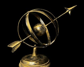 Puede incluir: Una esfera armilar decorativa dorada con una flecha que la atraviesa. La esfera presenta un globo en su centro, rodeado de anillos, y descansa sobre una base detallada. La flecha tiene un extremo emplumado.
