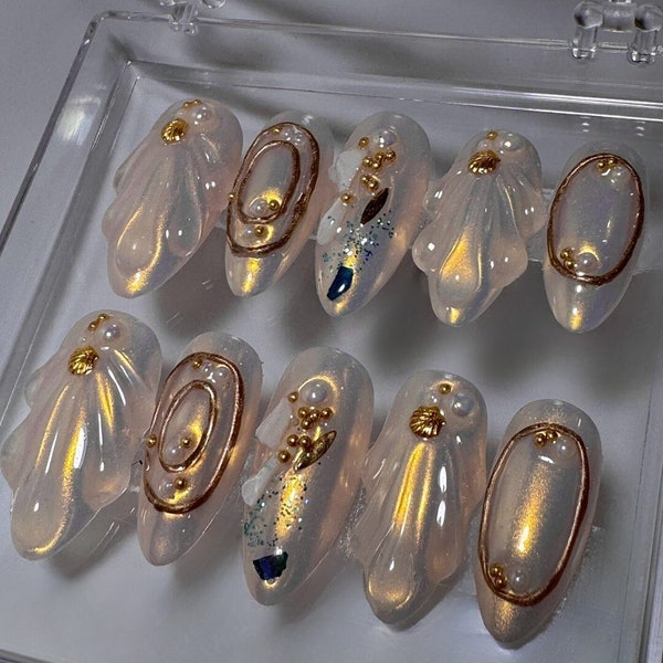 Ocean's Treasure : nail art inspiré de l'océan avec perles et coquillages | Chrome doré | Presse personnalisée sur les ongles | Ongles de luxe | Peint à la main