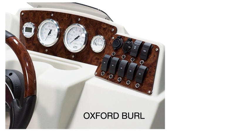 Puede incluir: Primer plano del tablero de un barco con acabado de madera. El tablero presenta una variedad de indicadores y interruptores, incluyendo un veloc&iacute;metro, un tac&oacute;metro y un volt&iacute;metro. El texto "OXFORD BURL" est&aacute; impreso en el tablero.