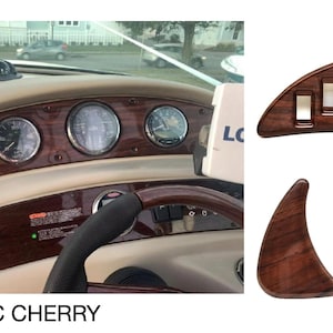 Puede incluir: Primer plano de un tablero de barco con acabado de madera. El tablero tiene un volante, indicadores y algunos botones. La imagen tambi&eacute;n muestra tres piezas de moldura de madera separadas, una con una fila de botones y dos con forma de media luna.