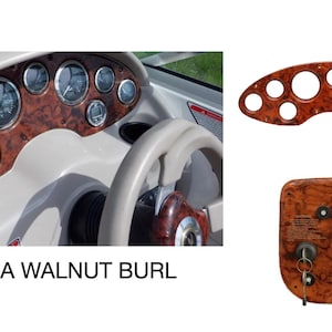 Puede incluir: Un conjunto de tres paneles de tablero de instrumentos de barco con acabado de madera. Los paneles est&aacute;n etiquetados como "California Walnut Burl".