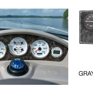 Puede incluir: Un tablero de instrumentos de barco con una br&uacute;jula y varios indicadores, incluyendo un veloc&iacute;metro, un tac&oacute;metro y un indicador de combustible. El tablero est&aacute; hecho de madera de ra&iacute;z gris.