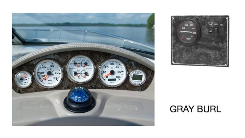 Puede incluir: Un tablero de instrumentos de barco con una br&uacute;jula y varios indicadores, incluyendo un veloc&iacute;metro, un tac&oacute;metro y un indicador de combustible. El tablero est&aacute; hecho de madera de ra&iacute;z gris.