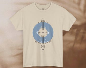 Mystical Graphic Tee ~REASON~ | Koszulka unisex z grubej bawełny, wyjątkowy styl boho, prezent dla kreatywnych, moda festiwalowa, codzienny komfort