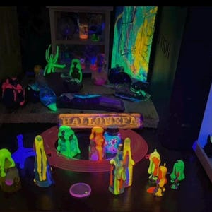 shows black blue light reactions