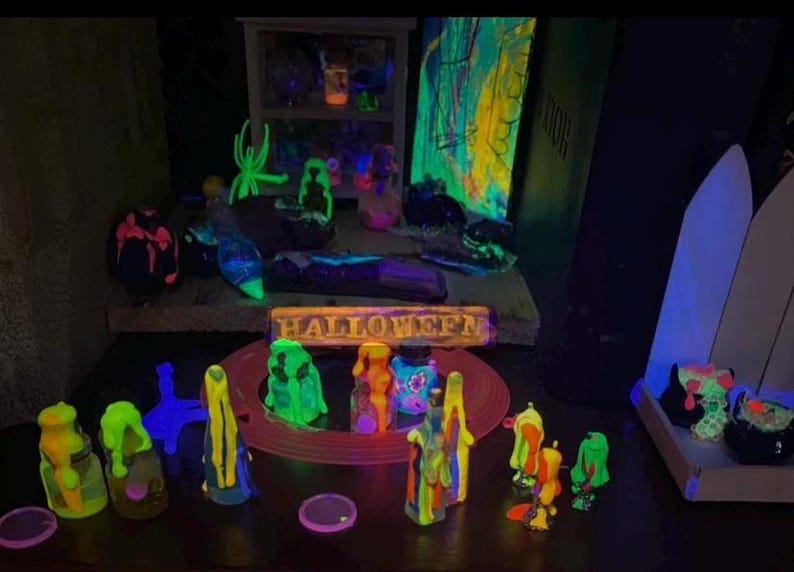 shows black blue light reactions