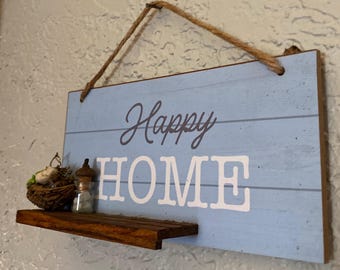 Miniatyrskylt "Happy Home": Dockhushylla med lerväxt