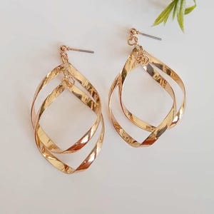 Boucles d'oreilles pendantes torsadées dorées, Boucles d'oreilles pendantes doubles torsadées, Boucles d'oreilles spirales pendantes, Boucles d'oreilles tourbillon dorées, Boucles d'oreilles tendance, Cadeau pour elle