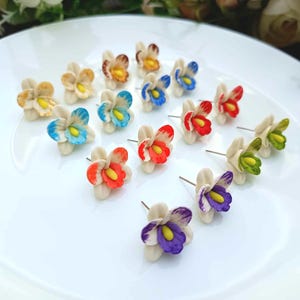 Boucles d&#39;oreilles orchidée, Puces d&#39;oreilles orchidée, Boucles d&#39;oreilles fleur miniature, Boucles d&#39;oreilles phalaenopsis, Jolies boucles d&#39;oreilles en pâte polymère, Boucles d&#39;oreilles de mariée, Cadeaux