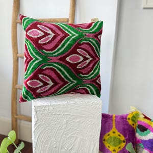 Cojín ikat colorido verde, rojo y rosa, funda de cojín ikat étnica, cojín ikat de 40,6 x 40,6 cm, cojín decorativo colorido, cojín ikat de terciopelo, cojín decorativo