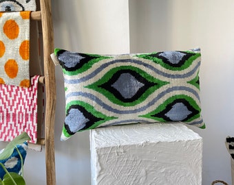 Cuscino in velluto ikat etnico verde, coperture per cuscini 12x20, cuscino ikat lombare, cuscino in velluto, lombare decorativo colorato, cuscino per divano
