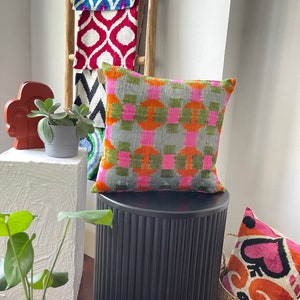 Almohada étnica colorida de terciopelo, funda de cojín ikat moderna, almohada ikat de 16 x 16, almohada decorativa ikat, almohada ikat naranja y verde, almohada decorativa
