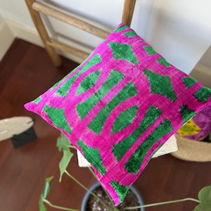 Funda de cojín de terciopelo ikat rosa y verde de 16 x 16, funda de almohada de terciopelo ikat étnica, cojín de terciopelo ikat para decoración del hogar, almohada decorativa, colorida