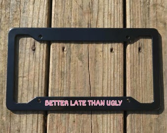 Mejor tarde que feo Marco de matrícula divertido Decoración para coche para mujeres Linda estética de chica mala Regalo de broma para conductor adolescente Regalo para mejor amiga